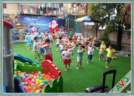 CHINA ISO/SGS Gekwalificeerd Kunstmatig Gras voor Gras van de Kinderen het Vriendschappelijke Speelplaats leverancier