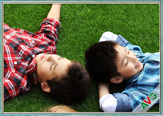 CHINA 30mm het Duurzame Koelere Gras van het Oppervlakte Synthetische Kunstmatige Tapijt voor Speelplaatskinderen leverancier