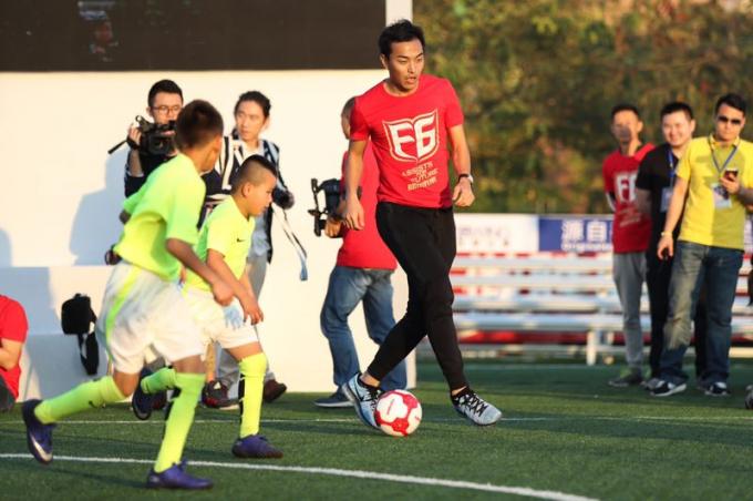laatste bedrijfsnieuws over Feng Xiaoting Charity Football Game hield gisteren, Wijdend Liefde aan de Toekomst van de Voetbal van China  1