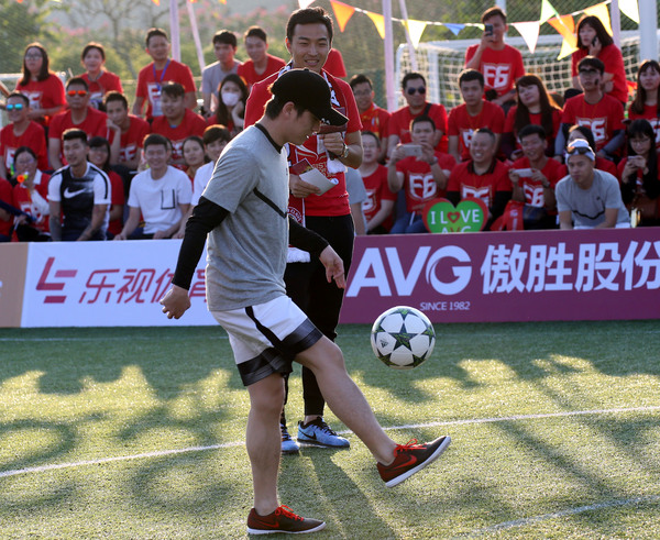 laatste bedrijfsnieuws over Feng Xiaoting Charity Football Game hield gisteren, Wijdend Liefde aan de Toekomst van de Voetbal van China  2