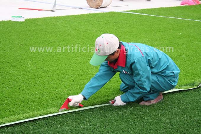laatste bedrijfsnieuws over Hoe te om sport kunstmatig gras te installeren?  2