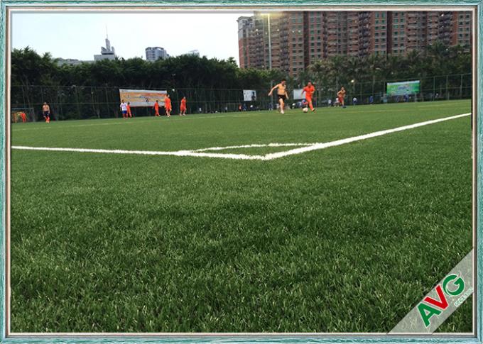 Het natuurlijke Kijken het Synthetische van het het Gazongras van het Voetbal Kunstmatige Gras Type van het Tapijt Rechte Garen 0