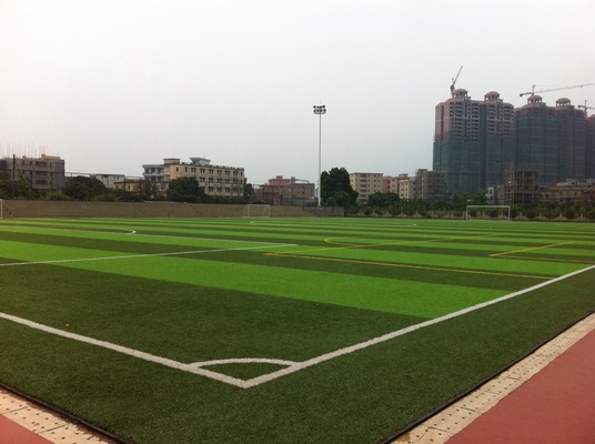 CHINA Het groene Synthetische Gras van de Voetbalspeelplaats, Speelplaats Vals Gras voor Buitenkant leverancier