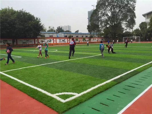 CHINA Duurzaam Vals Milieuvriendelijk het Voetbal Synthetisch Gras van de Grasspeelplaats leverancier