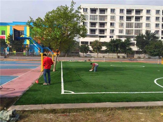CHINA Openlucht Synthetisch Gras voor Speelplaatsen, Kunstmatig PE van het Speelplaatsgras Materiaal leverancier