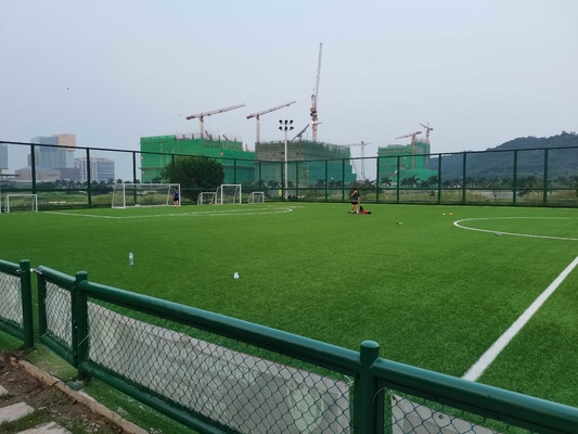 CHINA Voetbal Kunstmatige Gras &amp; Sporten die voor de Prijs van de Voetbalhoogte voor Groothandel vloeren leverancier