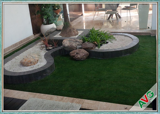 CHINA Installeert het Binnen Kunstmatige Gemakkelijke Gras van de huisdecoratie het Modelleren Kunstmatig Gras leverancier