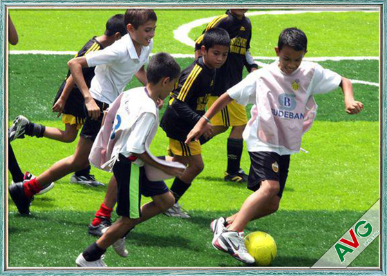CHINA Het openluchtgras van het Voetbal Kunstmatige Gras met Duurzaam Steunend PE Materieel Kunstmatig Gras voor Futsal leverancier