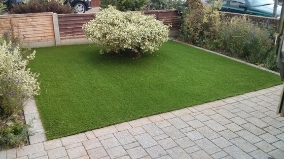 Het weelderige Groene Natuurlijke Kijken Tapijt van het Tuin het Kunstmatige Gras 20mm Hoogte leverancier