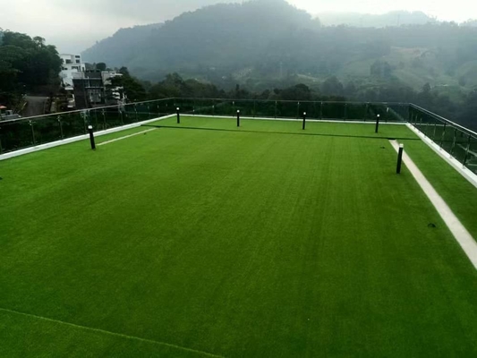 De professionele 45mm van het het Voetbalgras van het Voetbal Kunstmatige Gras Zachte en Vlotte Oppervlakte leverancier